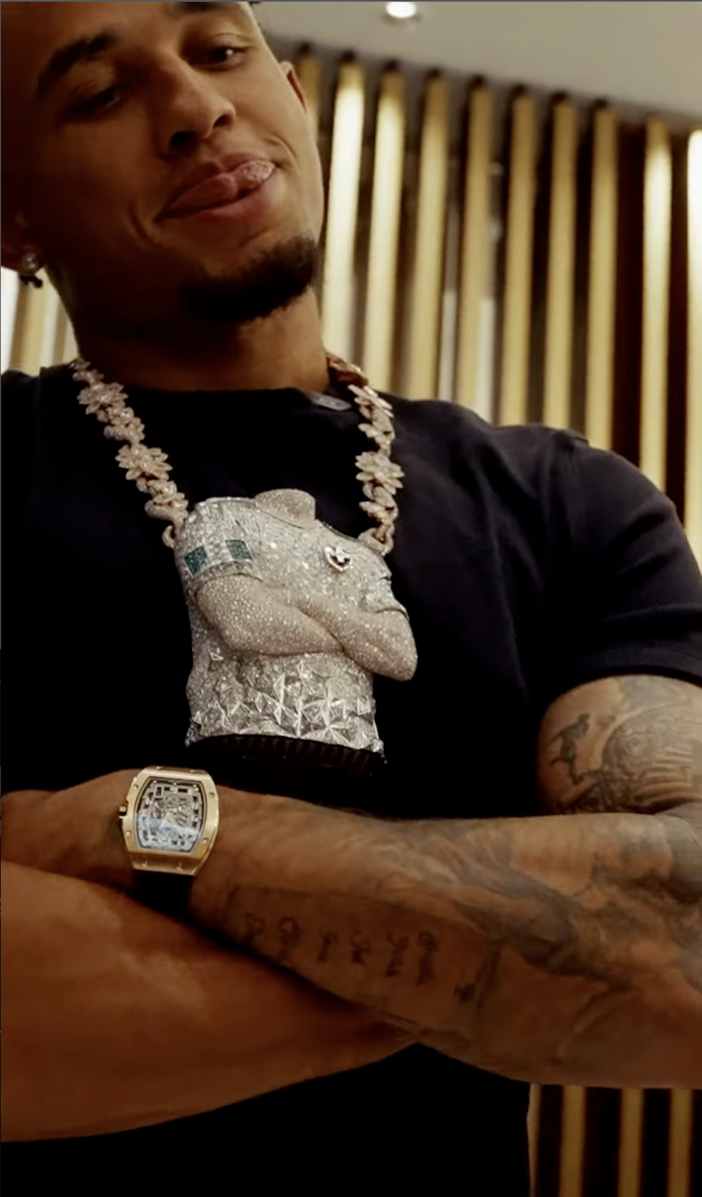 bluewin.ch - Okafor Treats Himself to an Expensive Diamond Necklace in the National Team's Design