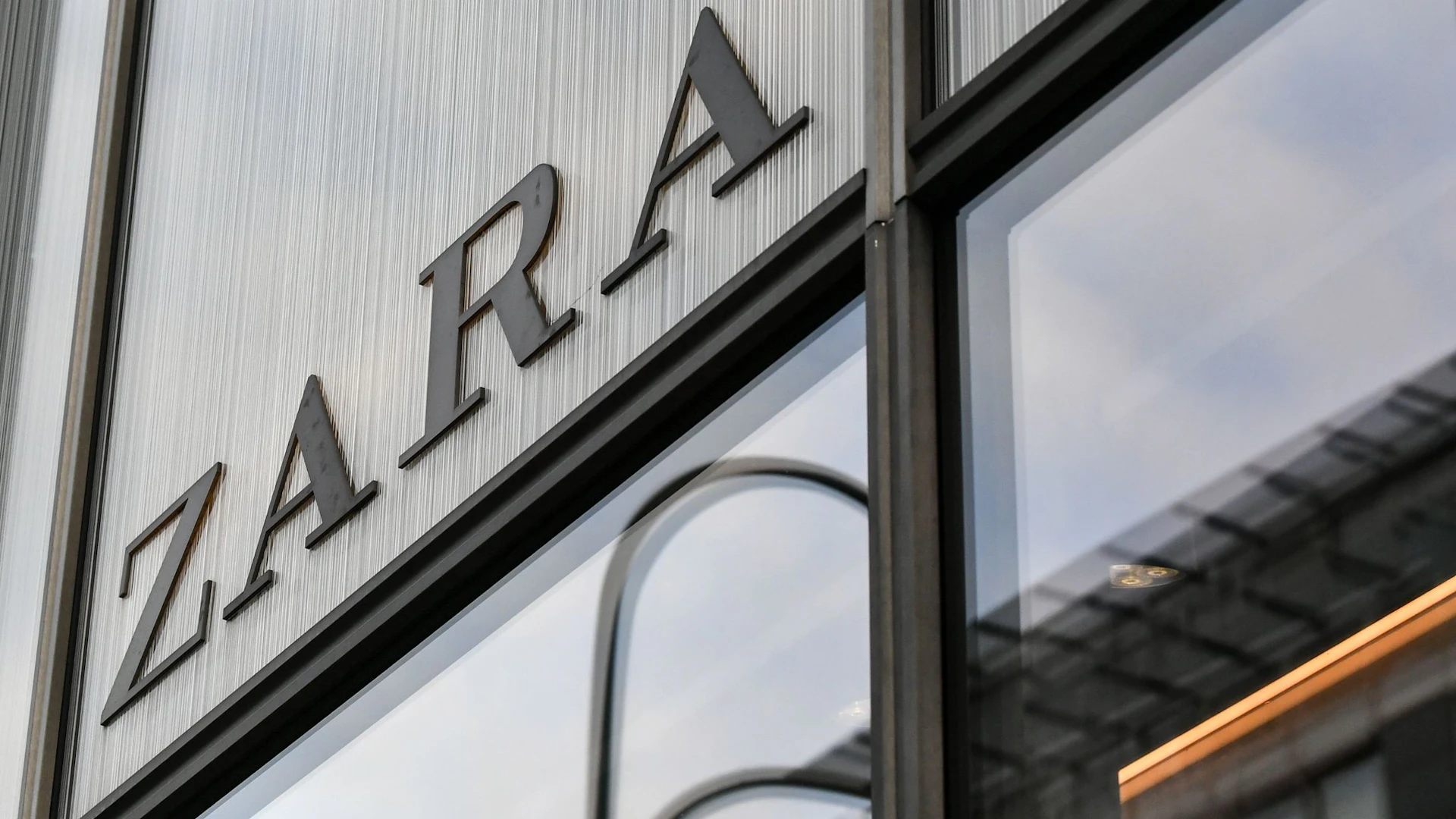 Zara nella polemica, il costume per bambini ricorda le uniformi dei lager