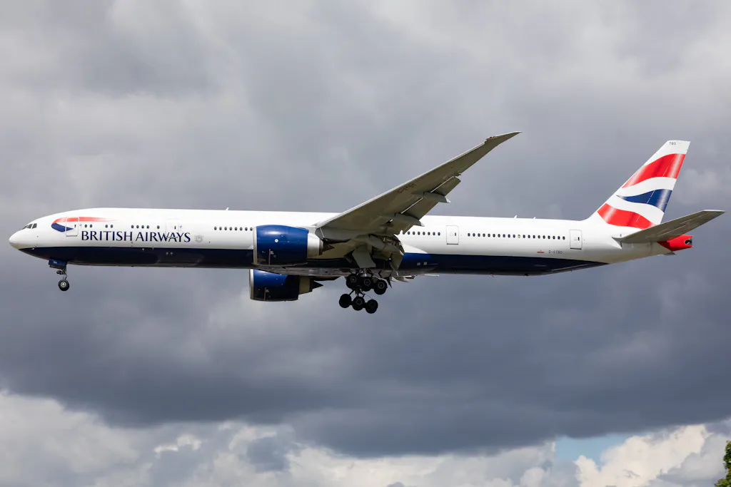British Airways Boeing descends 8000 meters in minutes - | and has to turn ...