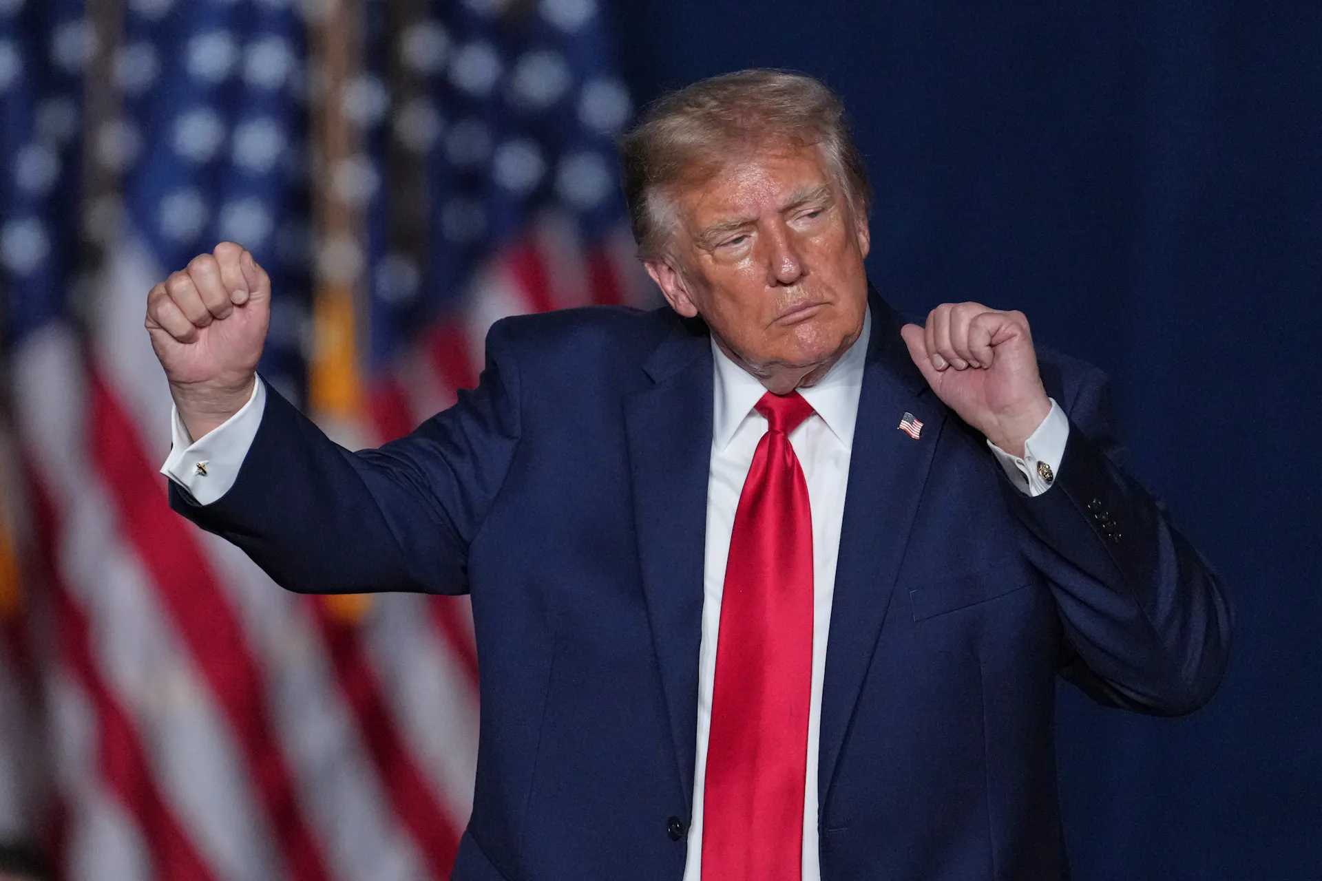 Des manifestants interrompent son discours, Trump voit rouge