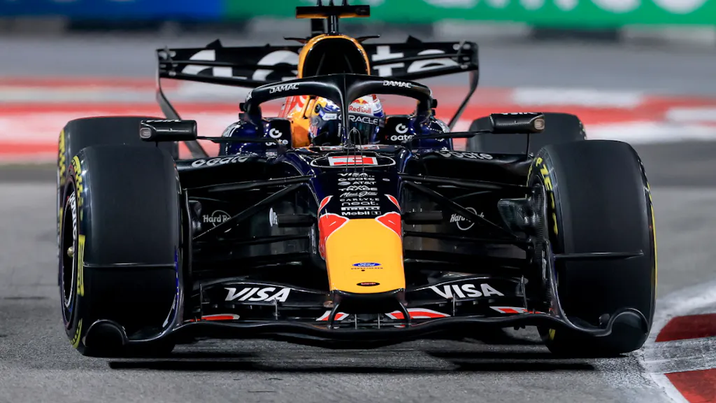 Verstappen starts the sprint in Singapore from pole position.