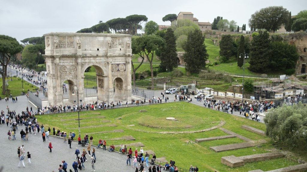 bluewin.ch - Tourist golf carts are clogging up Rome's city center - frustration is growing