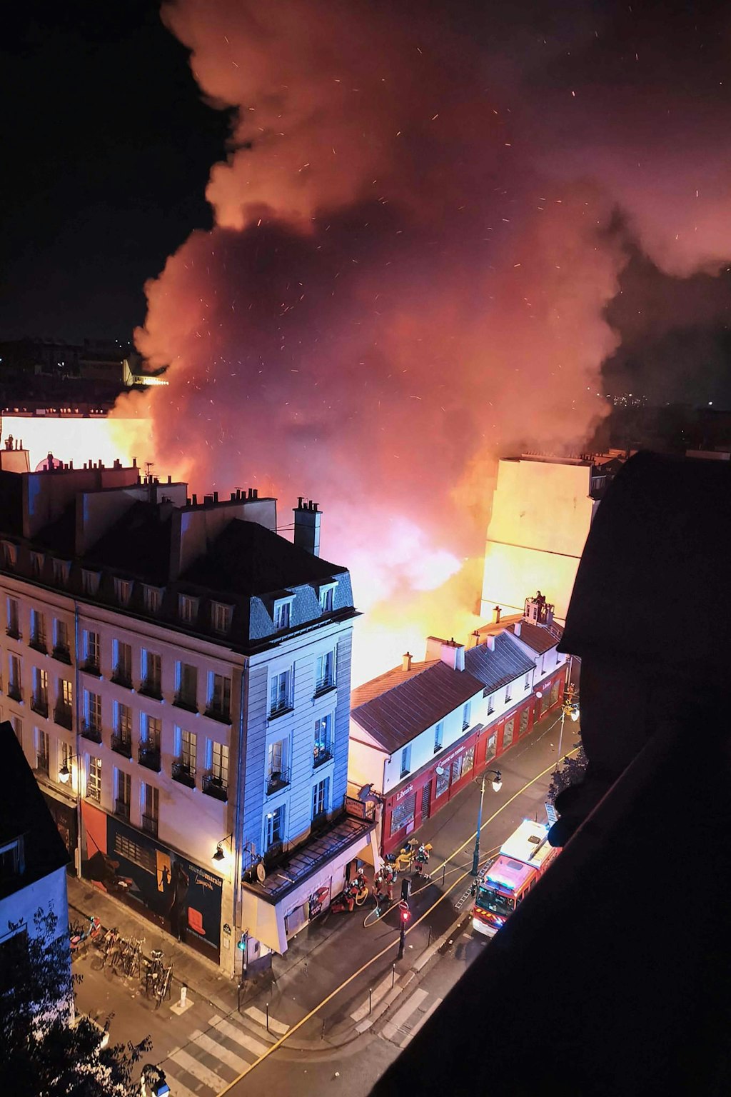 bluewin.ch - Paris's Oldest Market Hall Destroyed in a Nighttime Fire