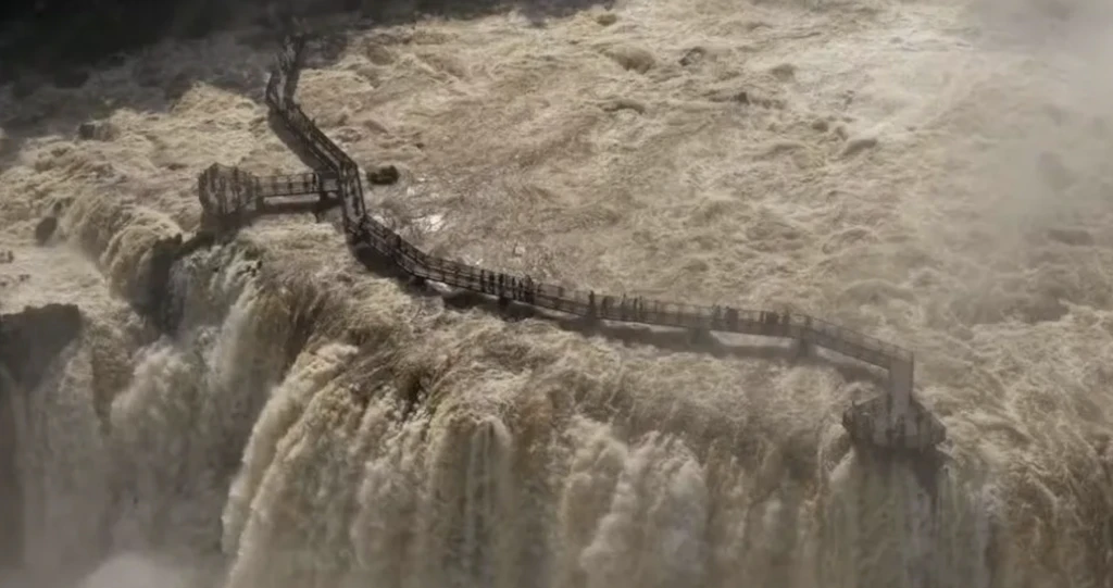 Una spettacolare alluvione si abbatte sulle cascate di Iguazú, ecco i video
