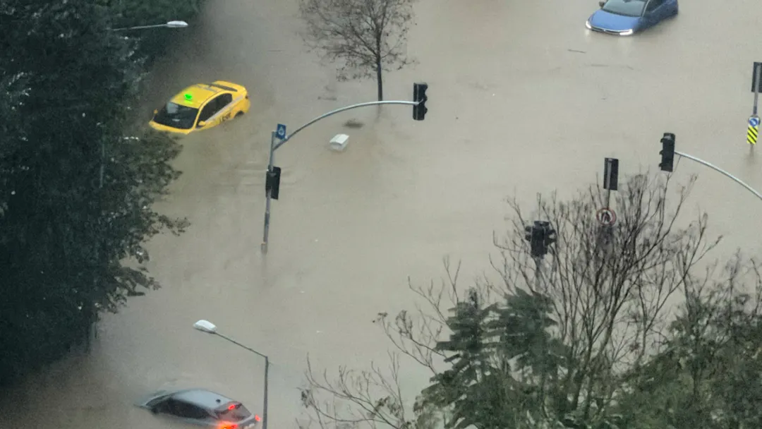 Heavy Rain in Istanbul – Streets Flooded in Many Areas