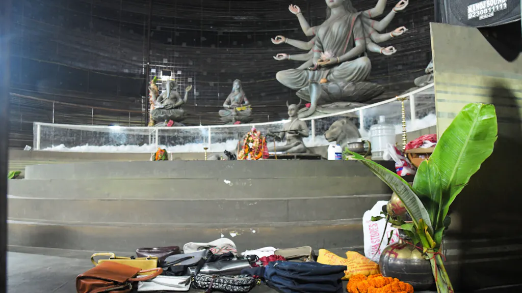 Photo: bluewin.ch Kolkata Stampede Kills 17 at Durga Puja Festival