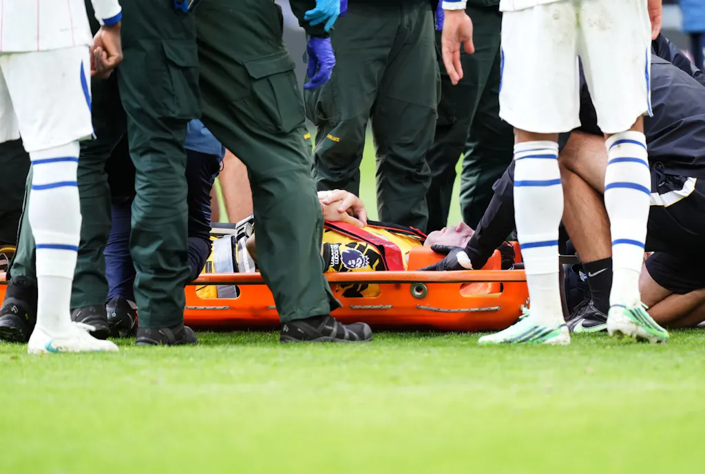 Chelsea Goalkeeper Martinez Posts a Selfie from the Hospital After a ...