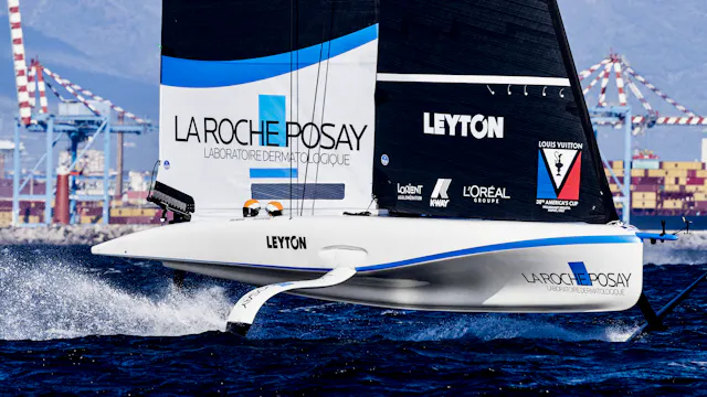 Le défi français met le premier son bateau à l'eau