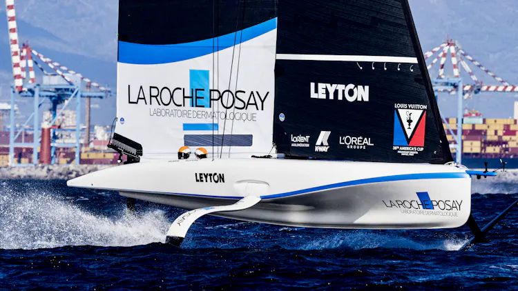 Le défi français met le premier son bateau à l'eau