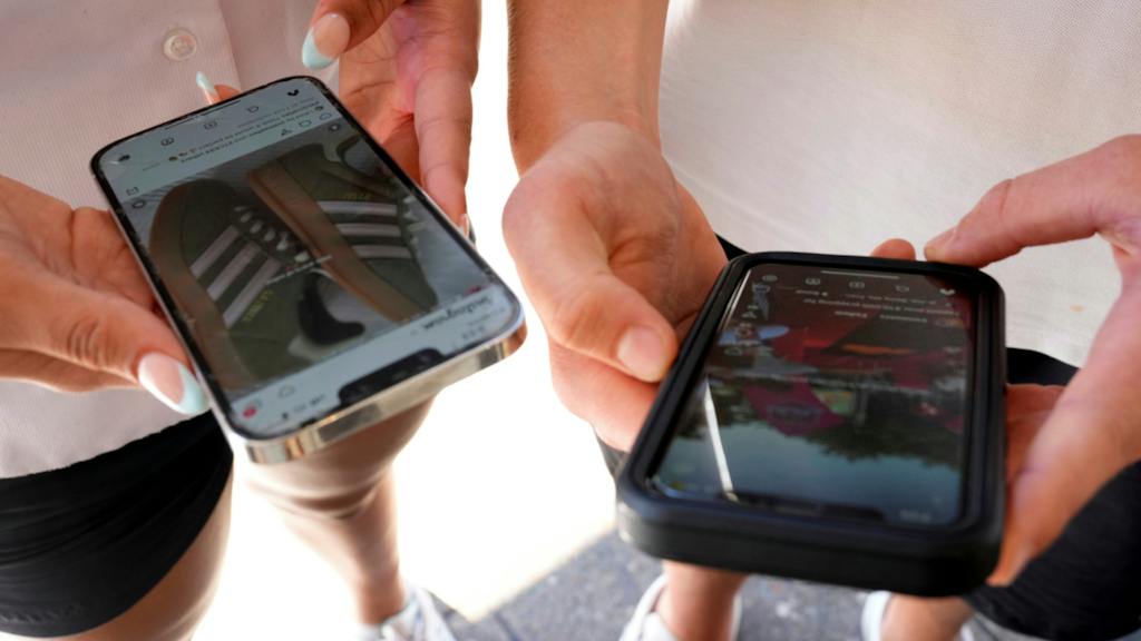 bluewin.ch - Many teenagers see social media addiction around them