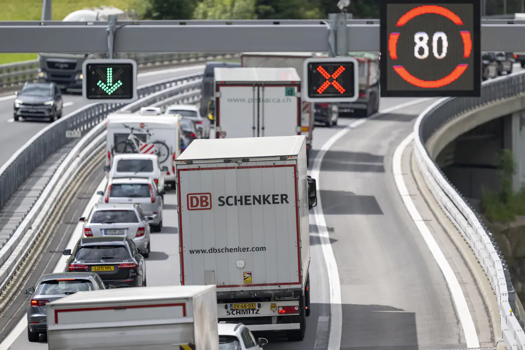 Crise du carburant : la Confédération veut limiter la vitesse à 80 km/h ...