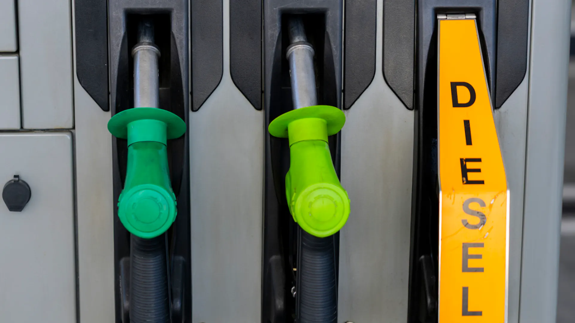 Fuel prices in Switzerland are falling slightly