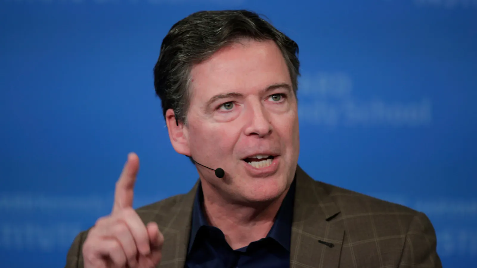 L'ex-directeur du FBI James Comey de nouveau poursuivi en justice