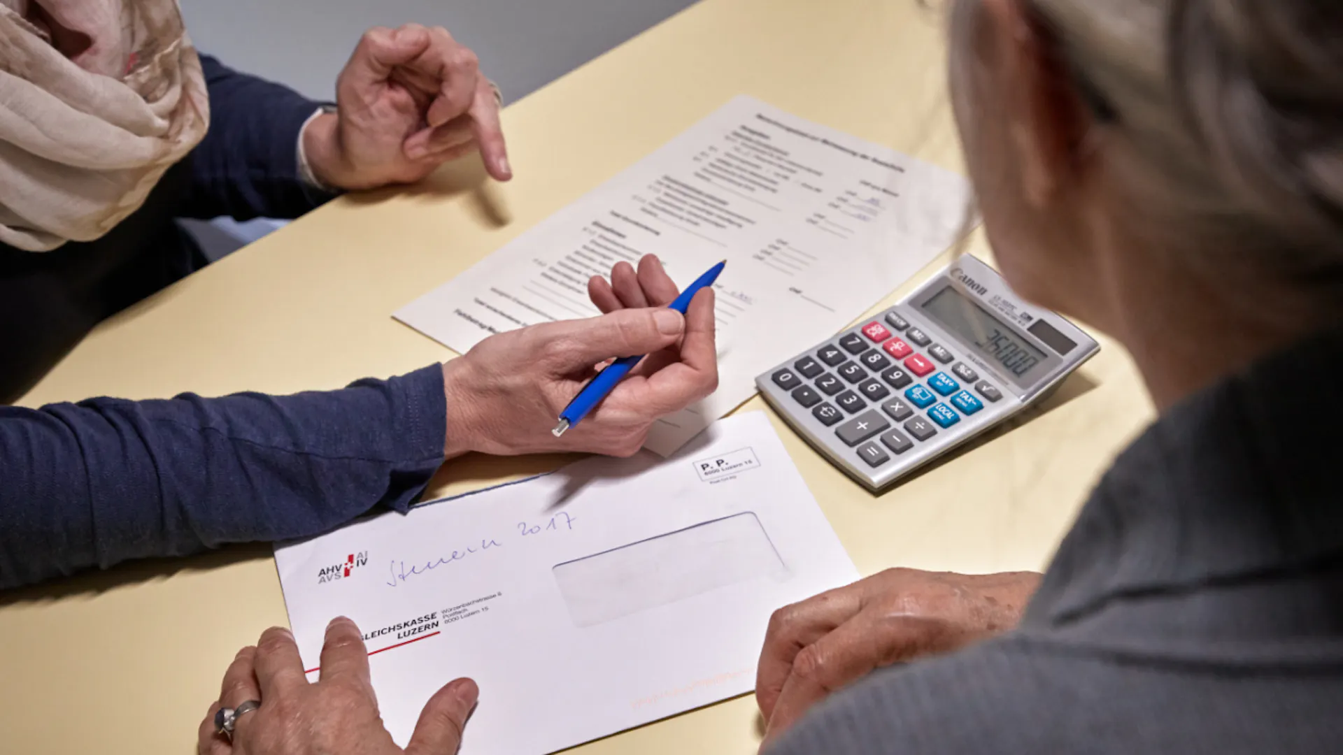 Just under 270,000 people received social assistance in Switzerland in 2025