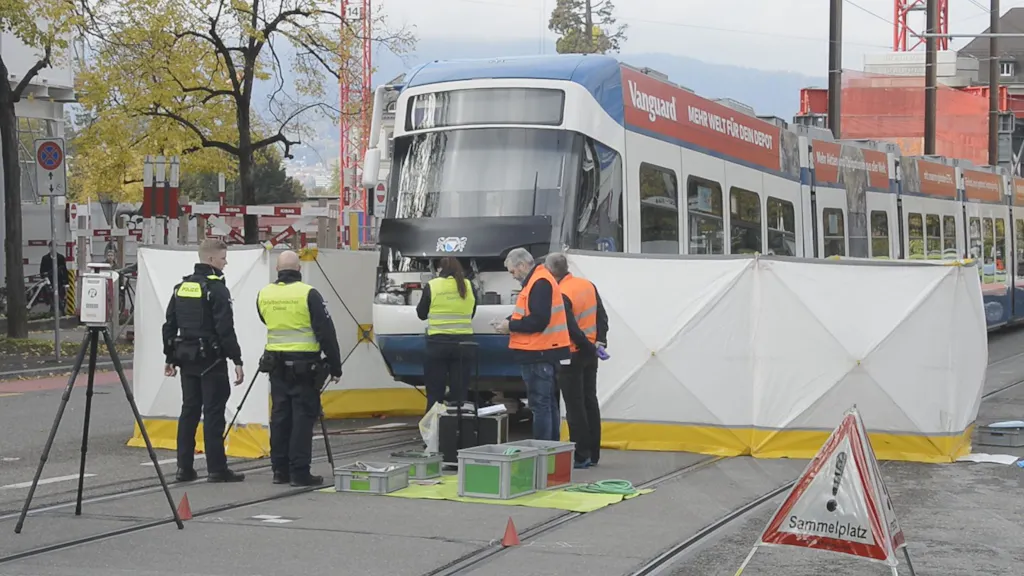 Image accompanying Pedestrian Struck and Fatally Injured by a Tram in Zurich, from blue News