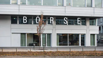 The Swiss benchmark index, the SMI, has reached a new all-time high. The heavyweights Novartis, Nestlé, and Roche, in particular, are driving the gains. (File photo)